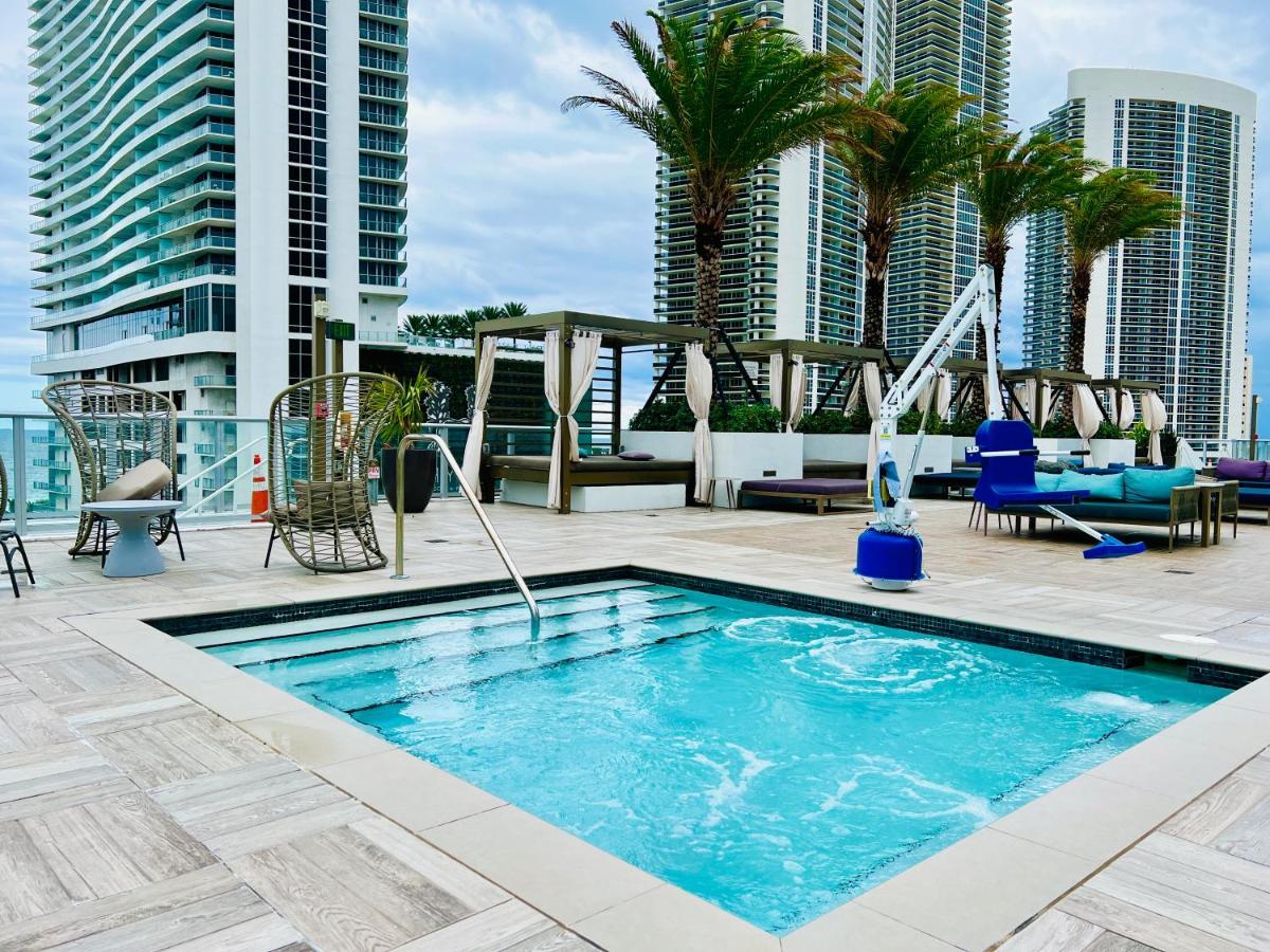 Hyde House - Luxury Waterfront 2br 2ba With Direct Ocean View, Roof Pool, Amenities